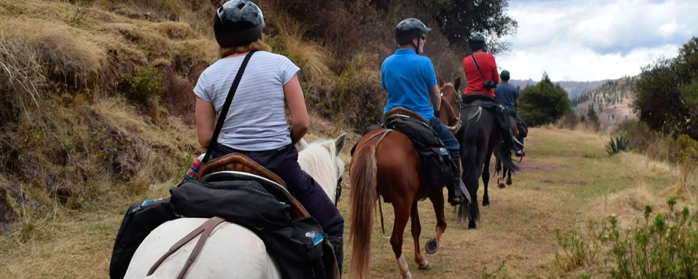 Cabalgata ecuestre por las pampas andinas de Maras