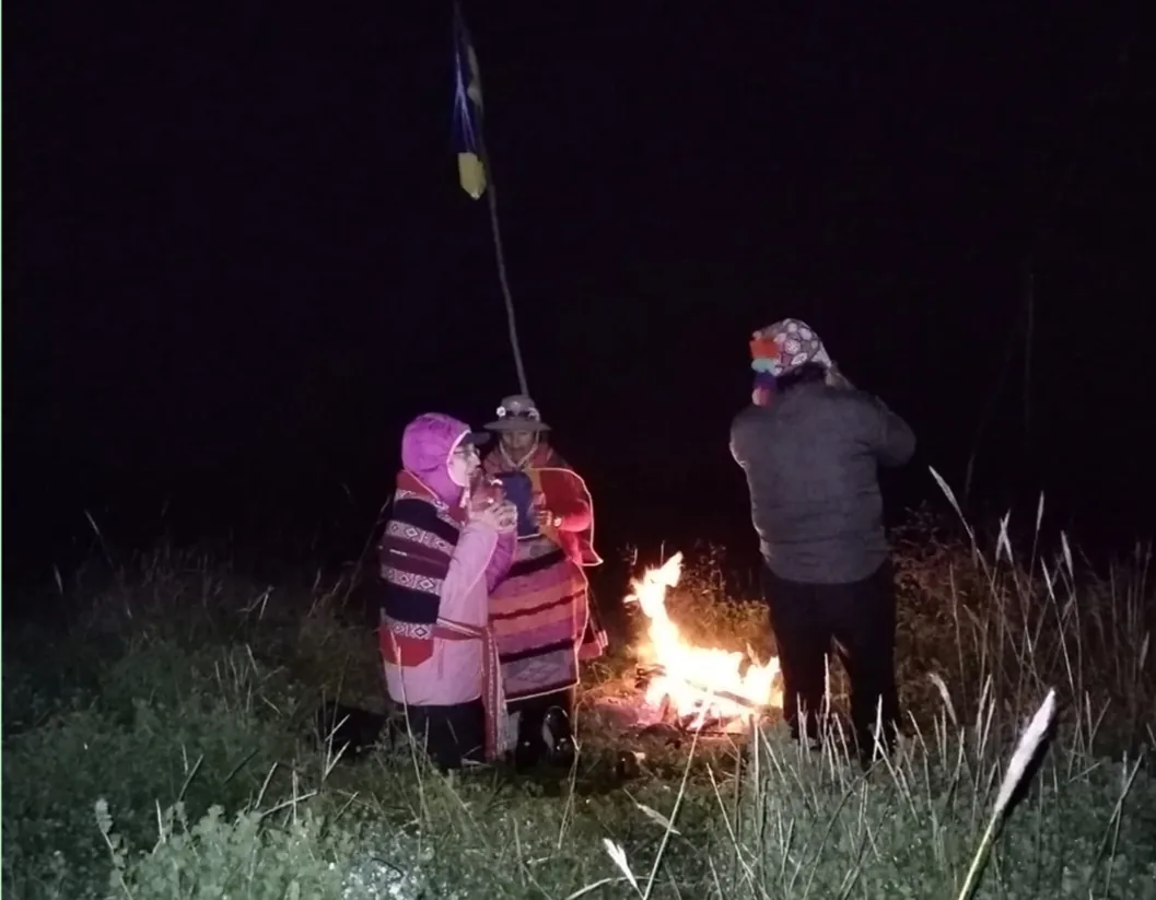 Ofrenda ritual a la Pachamama con semillas y lanas ceremoniales